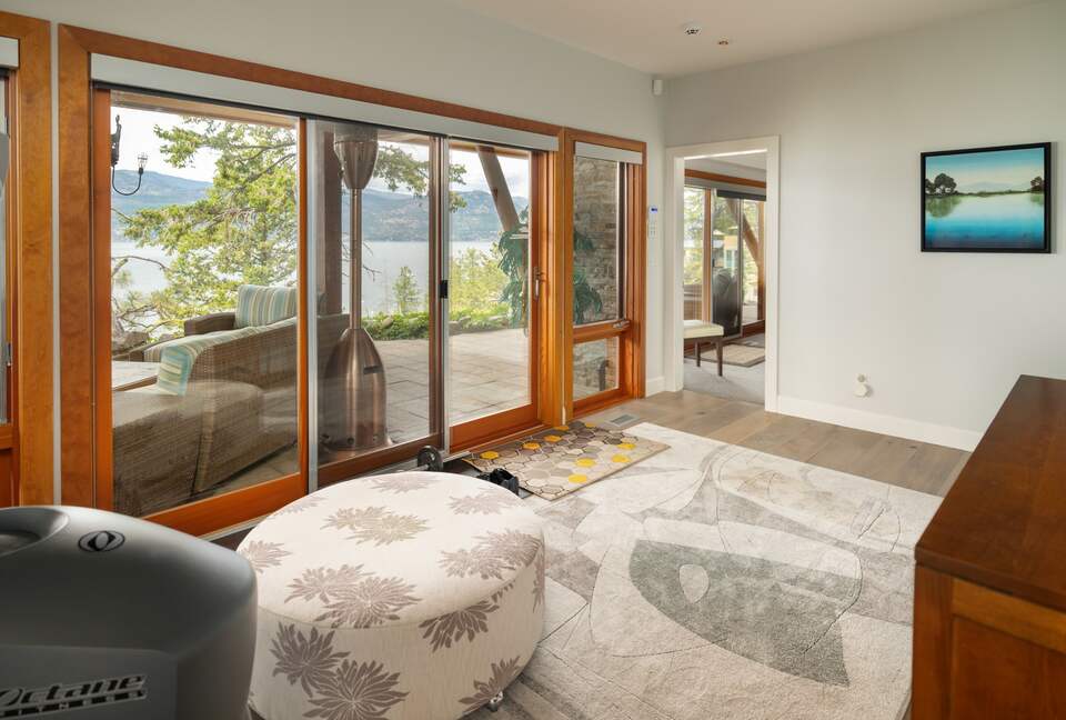 West Coast Modern Sanctuary Above Okanagan Lake - Vernon, Canada