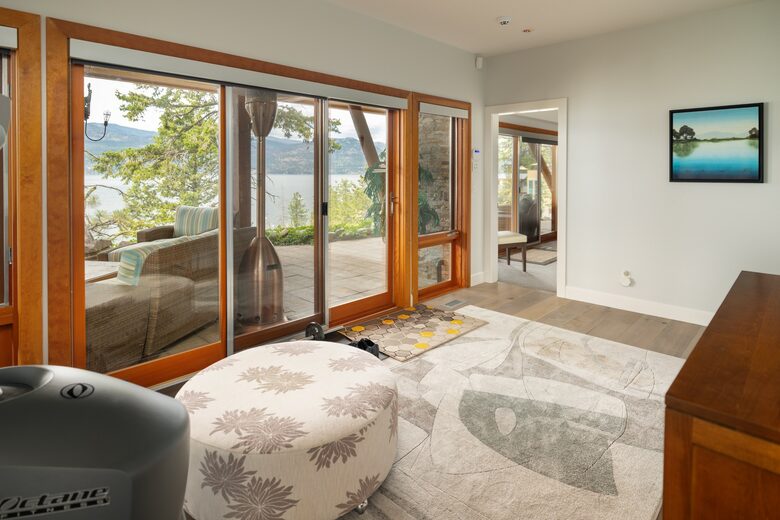 West Coast Modern Sanctuary Above Okanagan Lake - Vernon, Canada