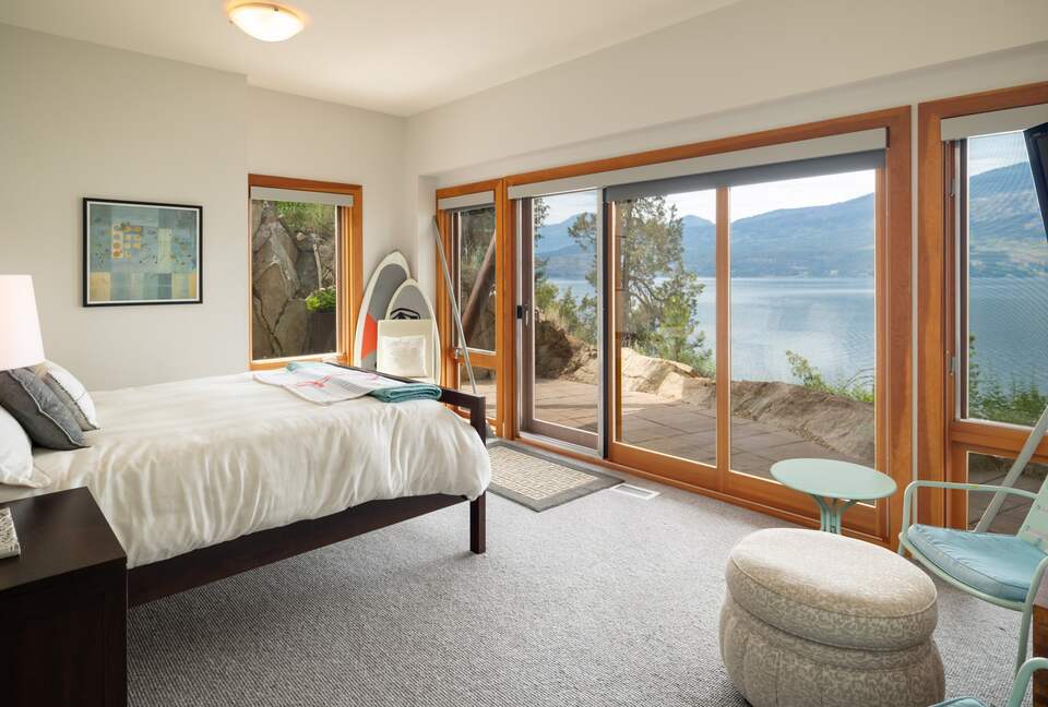 West Coast Modern Sanctuary Above Okanagan Lake - Vernon, Canada