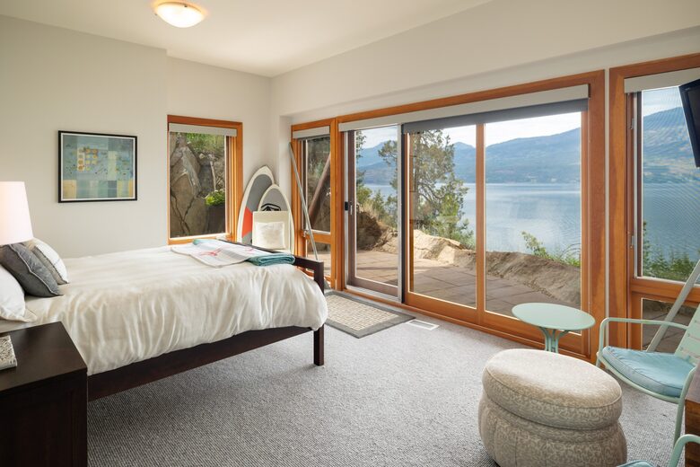 West Coast Modern Sanctuary Above Okanagan Lake - Vernon, Canada