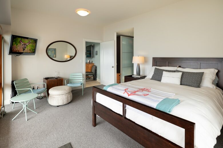 West Coast Modern Sanctuary Above Okanagan Lake - Vernon, Canada