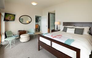 West Coast Modern Sanctuary Above Okanagan Lake - Vernon, Canada