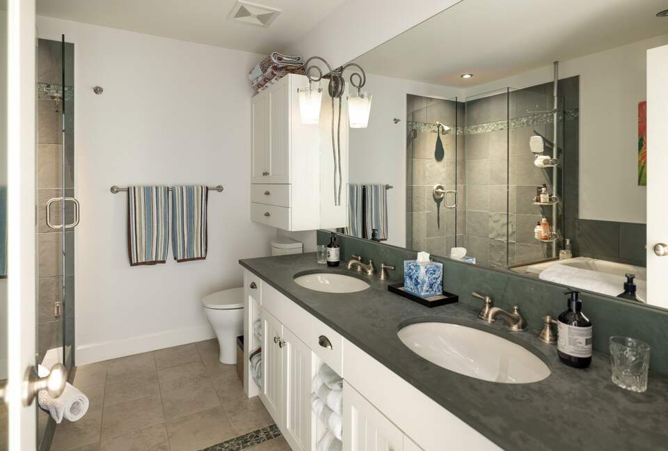 West Coast Modern Sanctuary Above Okanagan Lake - Vernon, Canada