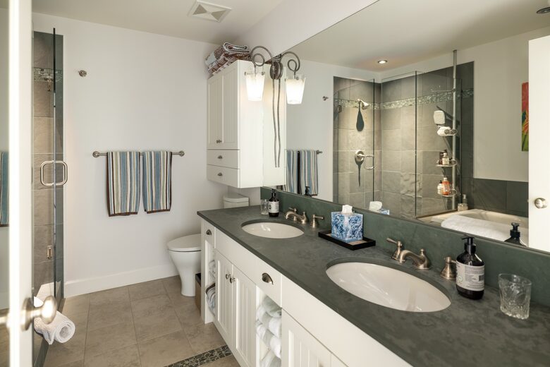 West Coast Modern Sanctuary Above Okanagan Lake - Vernon, Canada