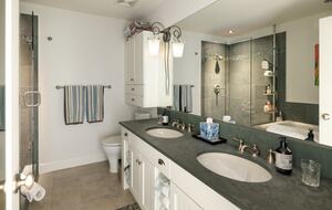 West Coast Modern Sanctuary Above Okanagan Lake - Vernon, Canada