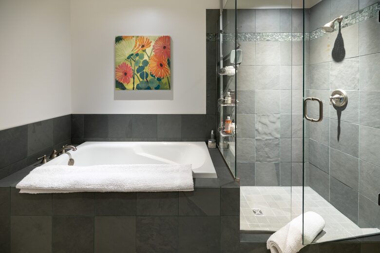 West Coast Modern Sanctuary Above Okanagan Lake - Vernon, Canada