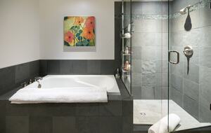 West Coast Modern Sanctuary Above Okanagan Lake - Vernon, Canada