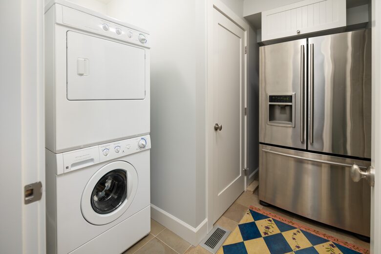 West Coast Modern Sanctuary Above Okanagan Lake - Vernon, Canada