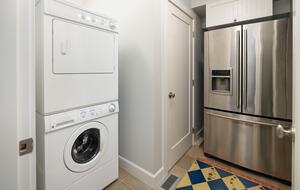 West Coast Modern Sanctuary Above Okanagan Lake - Vernon, Canada