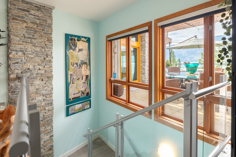 West Coast Modern Sanctuary Above Okanagan Lake - Vernon, Canada