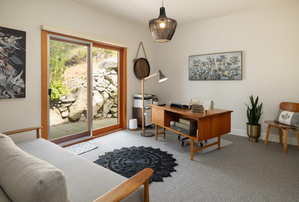 West Coast Modern Sanctuary Above Okanagan Lake - Vernon, Canada