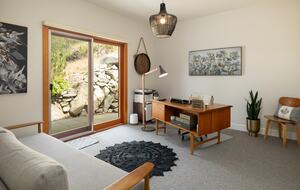 West Coast Modern Sanctuary Above Okanagan Lake - Vernon, Canada