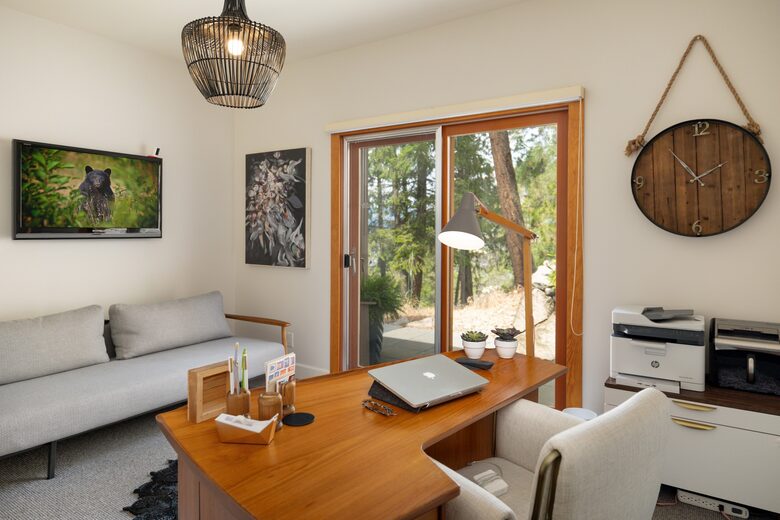 West Coast Modern Sanctuary Above Okanagan Lake - Vernon, Canada