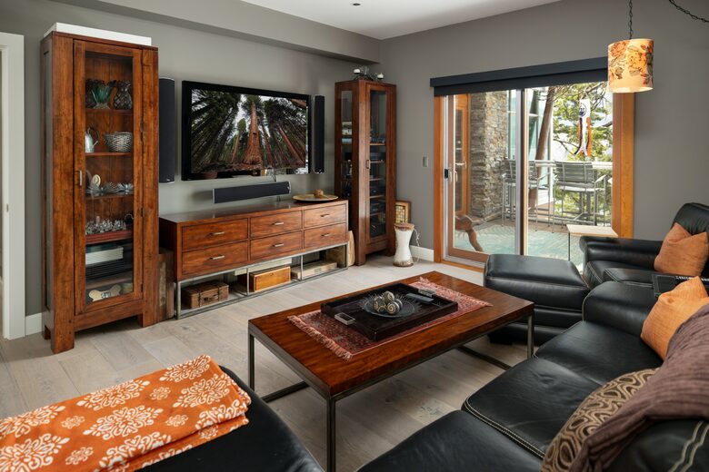 West Coast Modern Sanctuary Above Okanagan Lake - Vernon, Canada