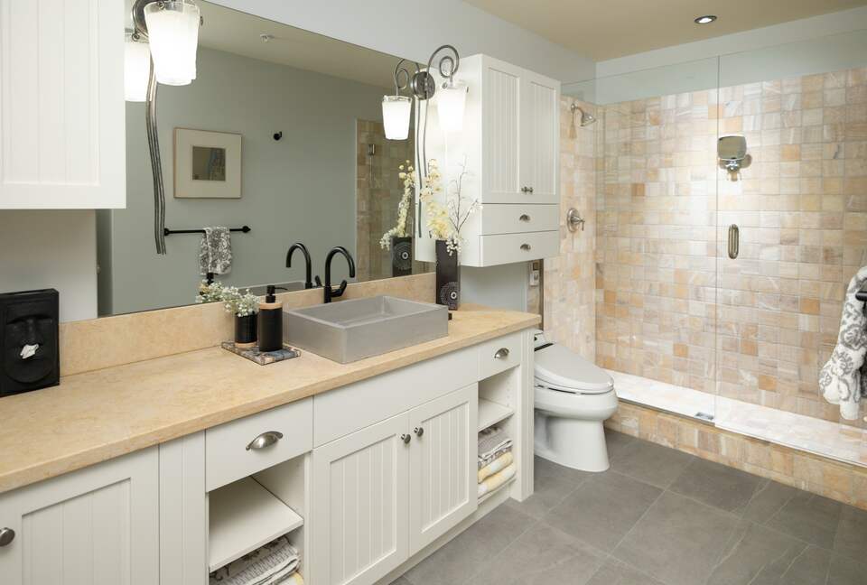 West Coast Modern Sanctuary Above Okanagan Lake - Vernon, Canada