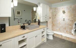 West Coast Modern Sanctuary Above Okanagan Lake - Vernon, Canada