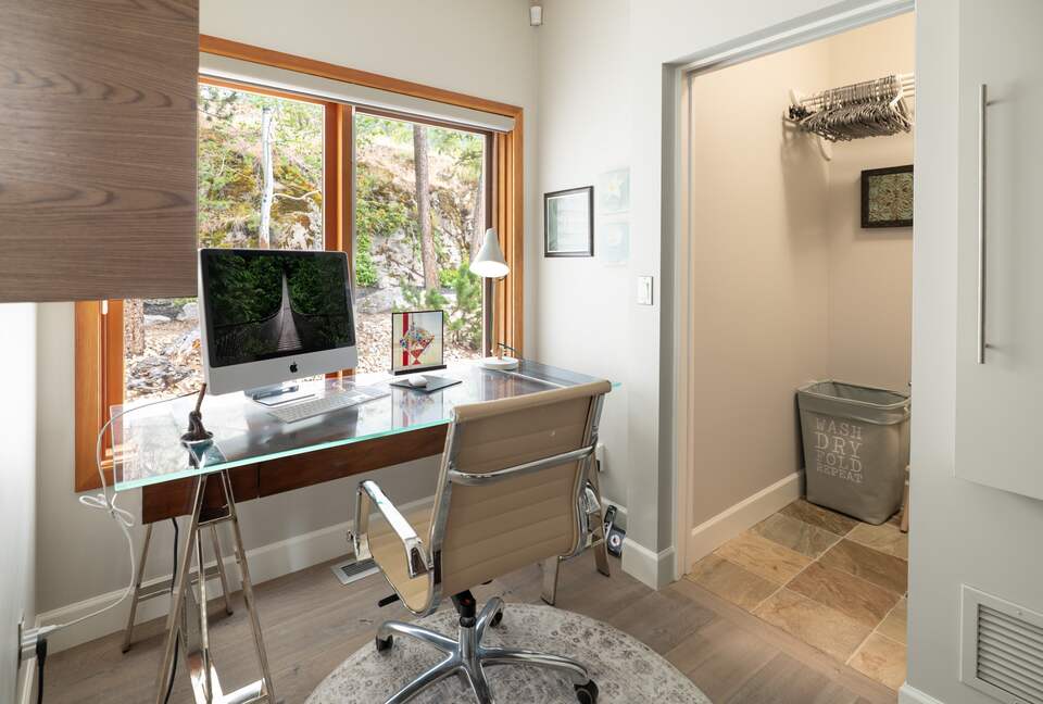 West Coast Modern Sanctuary Above Okanagan Lake - Vernon, Canada