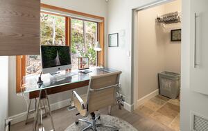 West Coast Modern Sanctuary Above Okanagan Lake - Vernon, Canada