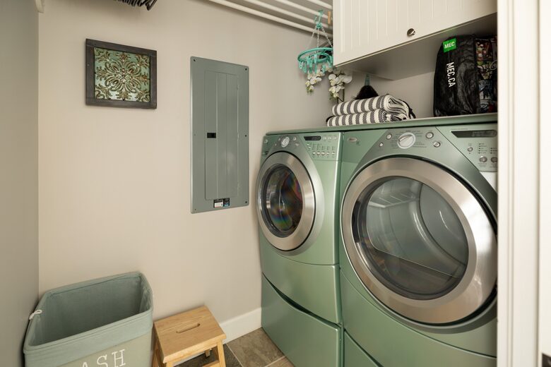 West Coast Modern Sanctuary Above Okanagan Lake - Vernon, Canada