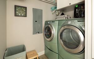 West Coast Modern Sanctuary Above Okanagan Lake - Vernon, Canada