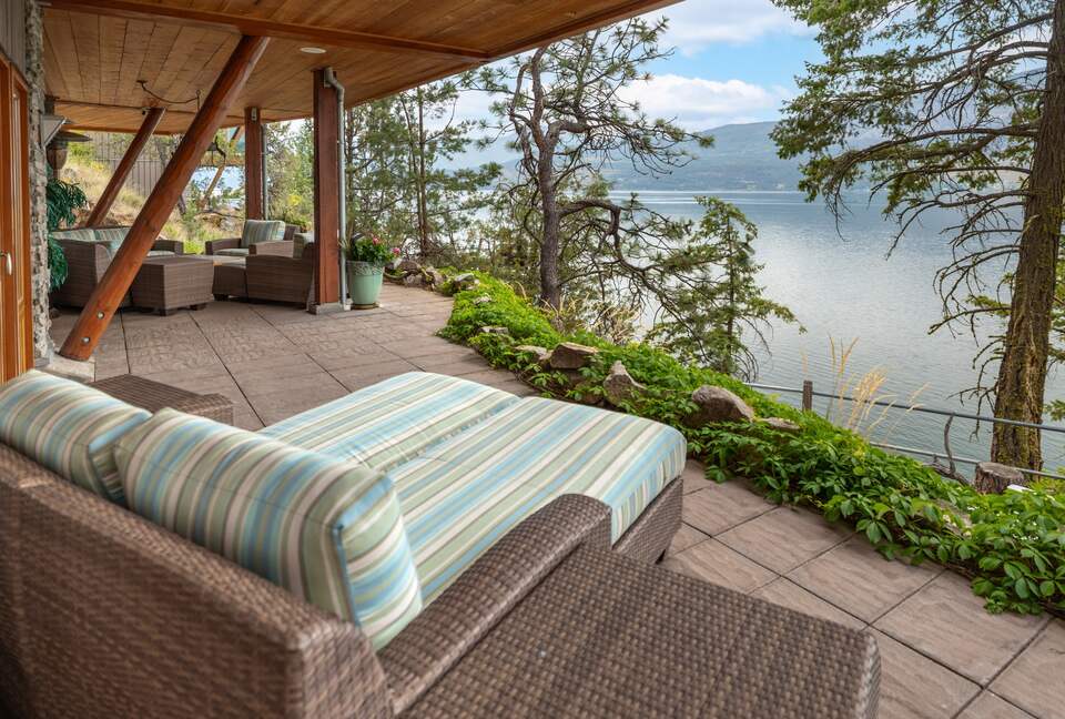 West Coast Modern Sanctuary Above Okanagan Lake - Vernon, Canada