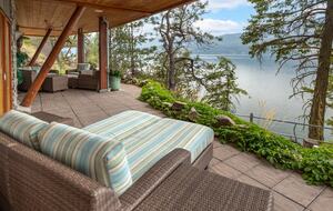 West Coast Modern Sanctuary Above Okanagan Lake - Vernon, Canada