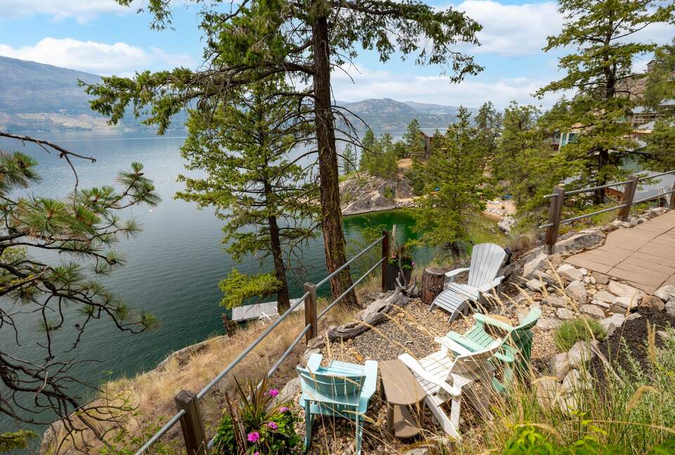 West Coast Modern Sanctuary Above Okanagan Lake - Vernon, Canada