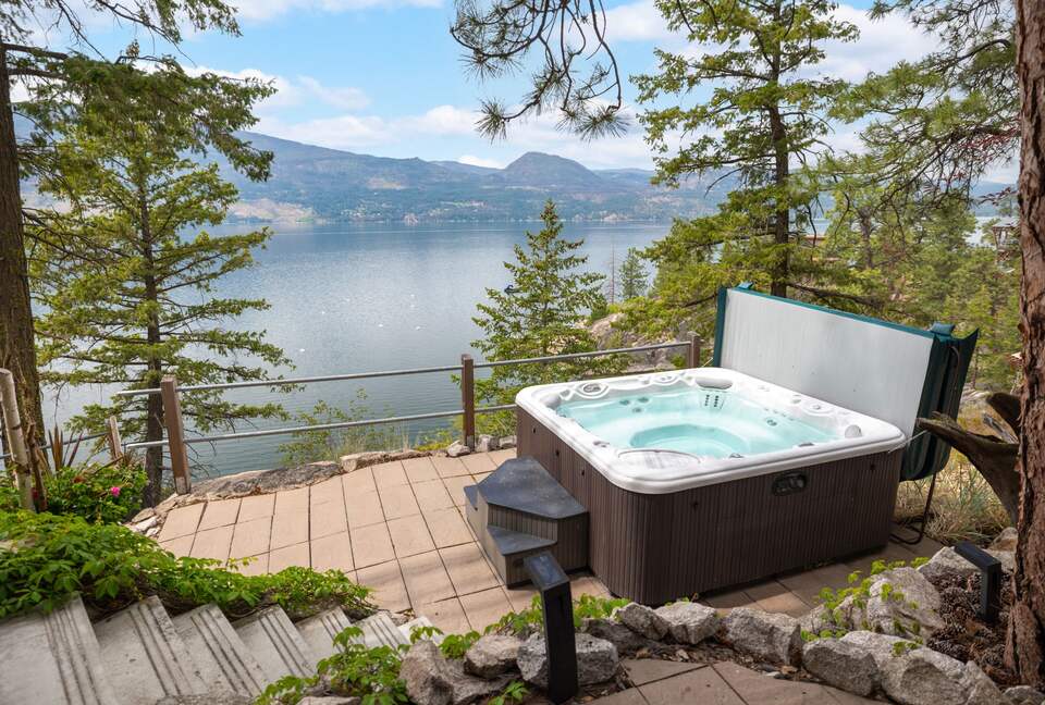 West Coast Modern Sanctuary Above Okanagan Lake - Vernon, Canada