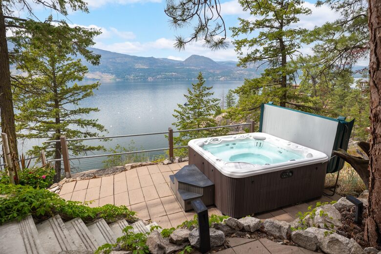West Coast Modern Sanctuary Above Okanagan Lake - Vernon, Canada