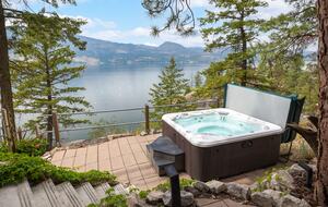 West Coast Modern Sanctuary Above Okanagan Lake - Vernon, Canada
