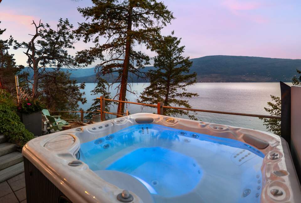 West Coast Modern Sanctuary Above Okanagan Lake - Vernon, Canada
