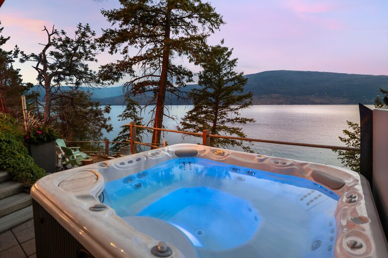 West Coast Modern Sanctuary Above Okanagan Lake - Vernon, Canada