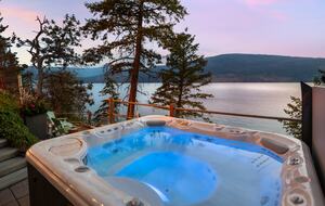 West Coast Modern Sanctuary Above Okanagan Lake - Vernon, Canada