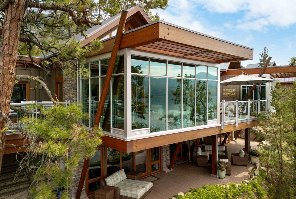 West Coast Modern Sanctuary Above Okanagan Lake - Vernon, Canada