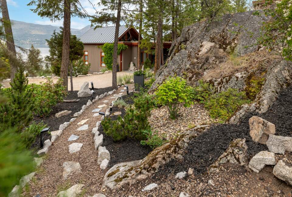 West Coast Modern Sanctuary Above Okanagan Lake - Vernon, Canada