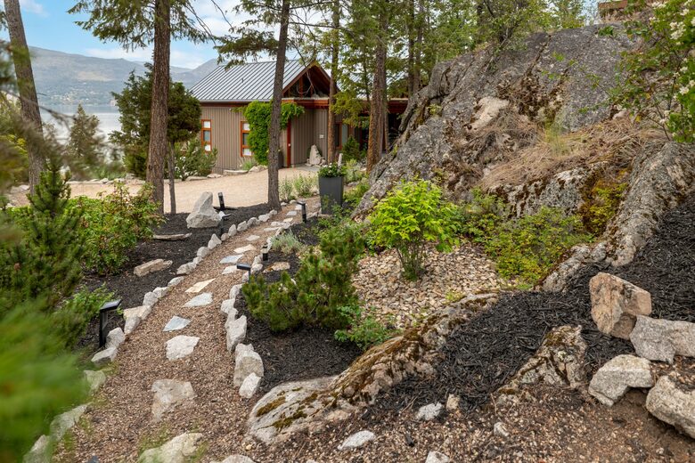 West Coast Modern Sanctuary Above Okanagan Lake - Vernon, Canada