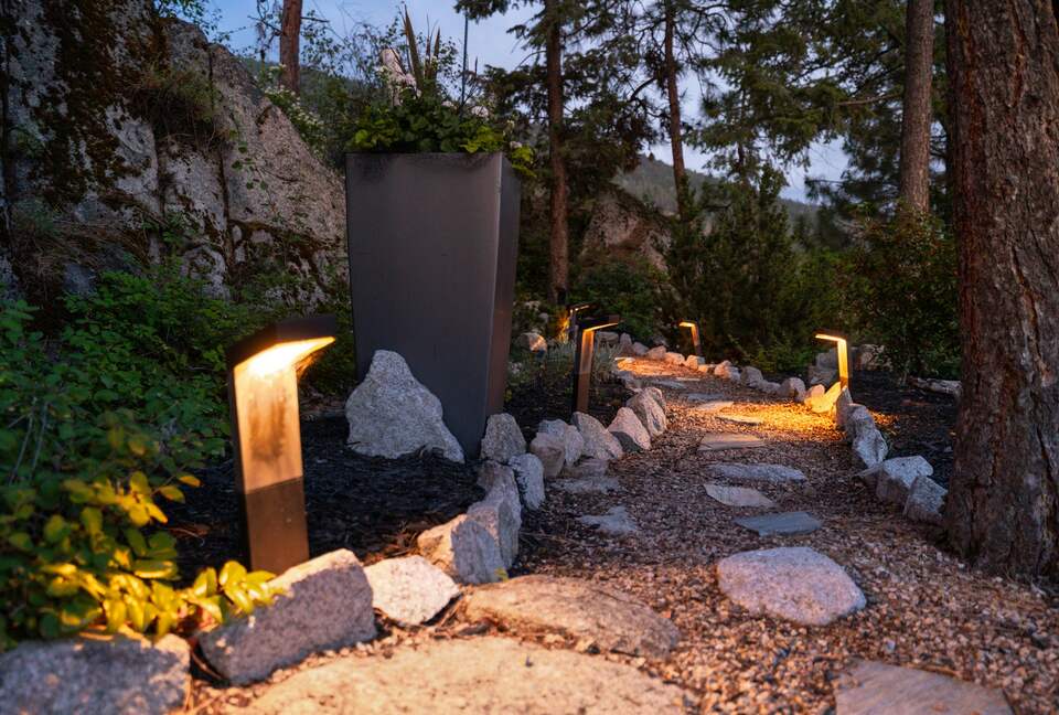 West Coast Modern Sanctuary Above Okanagan Lake - Vernon, Canada