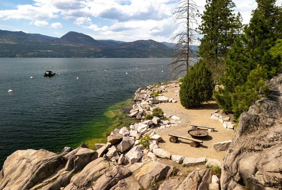 West Coast Modern Sanctuary Above Okanagan Lake - Vernon, Canada