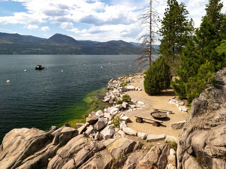 West Coast Modern Sanctuary Above Okanagan Lake - Vernon, Canada