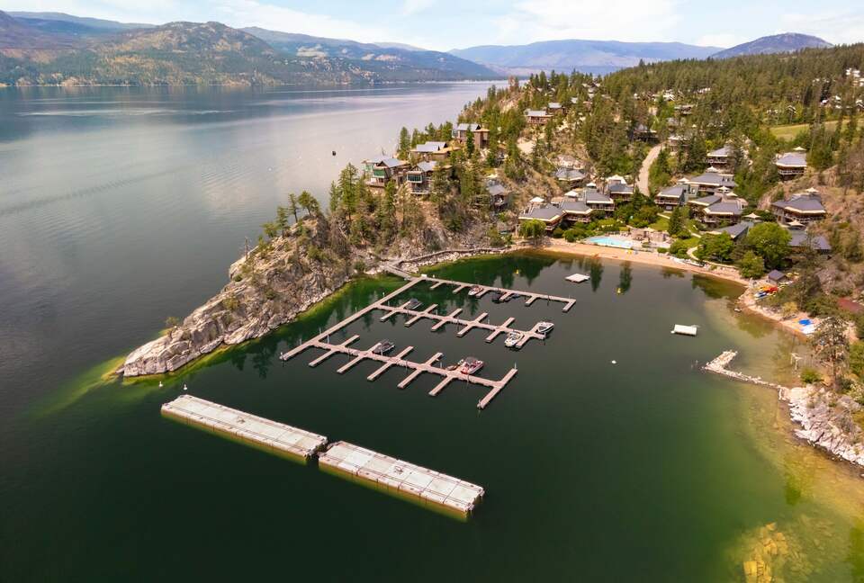 West Coast Modern Sanctuary Above Okanagan Lake - Vernon, Canada