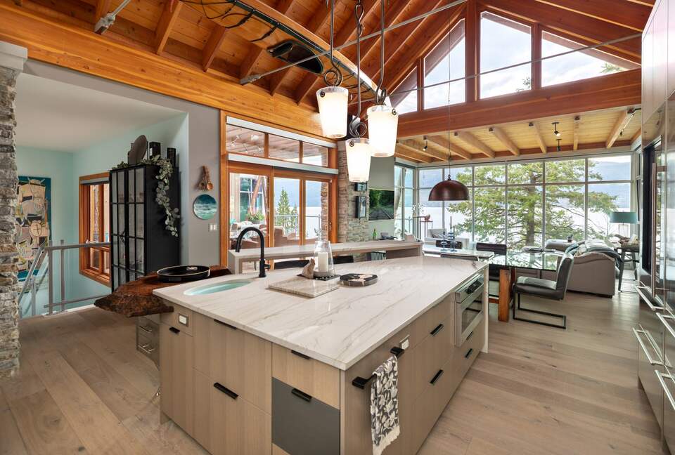 West Coast Modern Sanctuary Above Okanagan Lake - Vernon, Canada