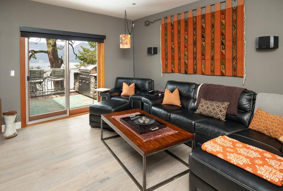 West Coast Modern Sanctuary Above Okanagan Lake - Vernon, Canada