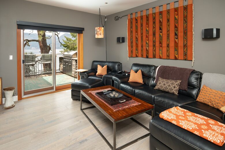 West Coast Modern Sanctuary Above Okanagan Lake - Vernon, Canada