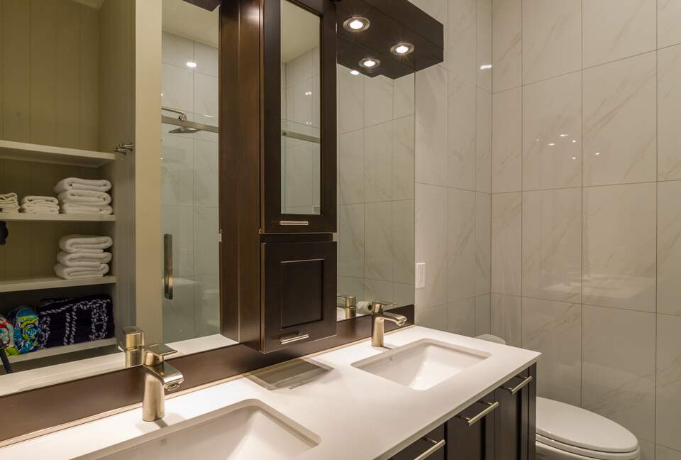 Master ensuite bathroom