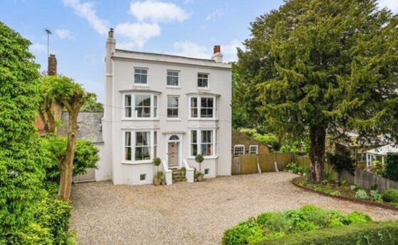 A Sophisticated Six-Bedroom Home near Walmer Beach - Deal, United Kingdom