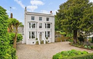 A Sophisticated Six-Bedroom Home near Walmer Beach - Deal, United Kingdom