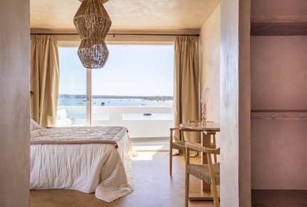 Luna Studios by the Lagoon | Sea Front - Puerto de la Savina, Formentera, Spain