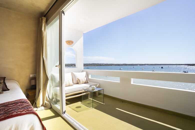Luna Studios by the Lagoon | Sea Front - Puerto de la Savina, Formentera, Spain