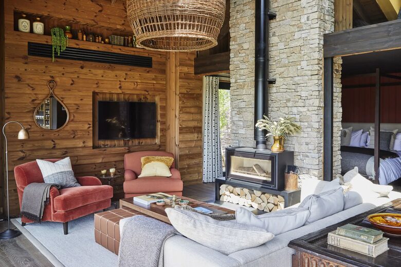 A Lakeside Sanctuary of Rustic Elegance - Lechlade, United Kingdom