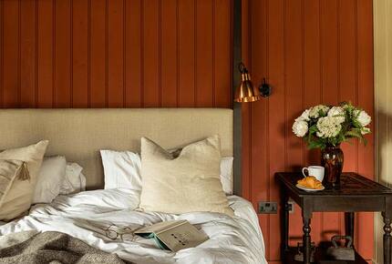 A Lakeside Sanctuary of Rustic Elegance - Lechlade, United Kingdom